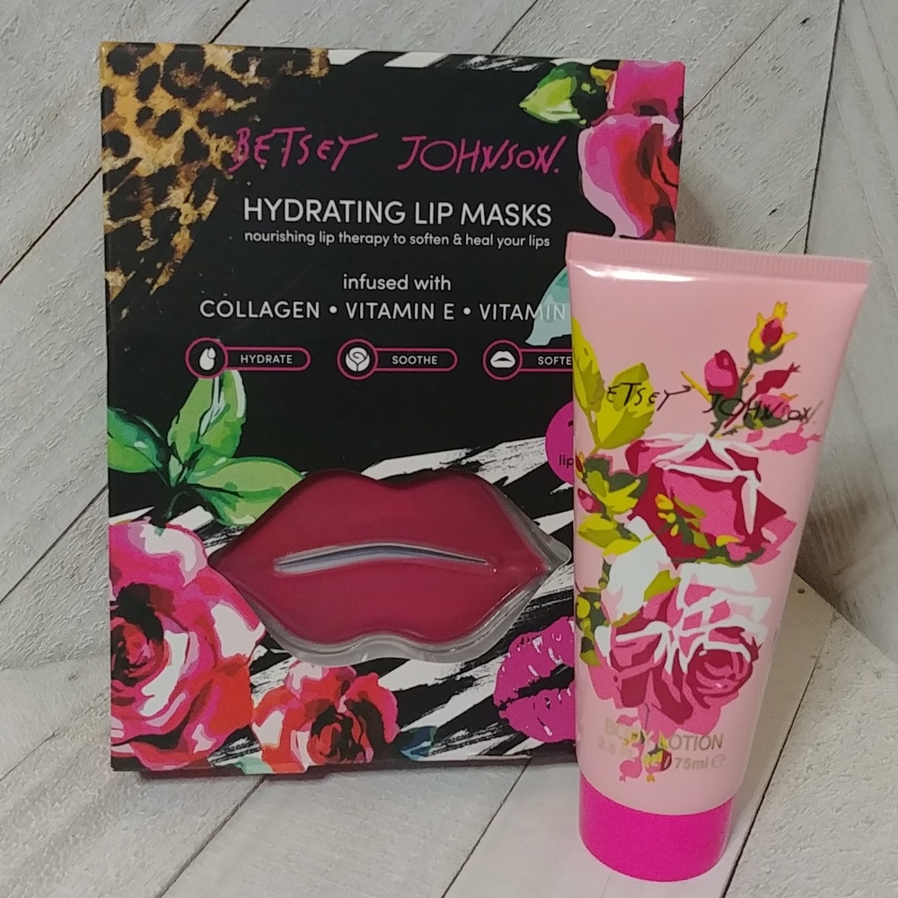 NEW Betsey Johnson Sealed Body Lotion w. Box of 10 Lip Masks